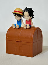 Cargar imagen en el visor de la galería, One Piece - Luffy &amp; Portgas D. Ace - Childhood Treasure Chest Figure
