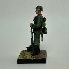 Load image into Gallery viewer, Soldier in Field Uniform (Rifle in One Hand) - Miniature (002)
