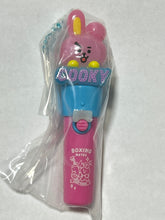 Cargar imagen en el visor de la galería, BT21 - COOKY - Light stick charm - BTS
