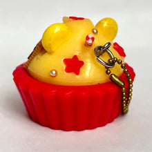 Cargar imagen en el visor de la galería, Winnie the Pooh - Disney’s Characters - Cup Cake Charm - Ballchain
