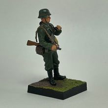 Load image into Gallery viewer, Soldier in Field Uniform (Machine Gun) - Miniature (003)
