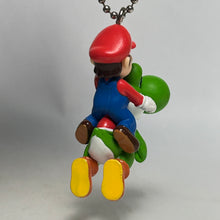 Cargar imagen en el visor de la galería, New Super Mario Bros. Wii - Mario &amp; Yoshi - Figure Keychain

