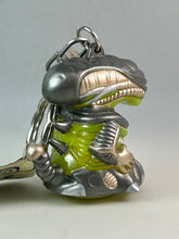 Cargar imagen en el visor de la galería, Aliens - Alien Warrior - Figure Keychain with Flashlight
