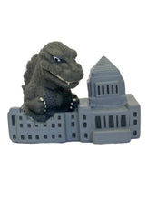Cargar imagen en el visor de la galería, Gojira - Godzilla &amp; National Diet Building (1954) - Monster King Club - Trading Figure
