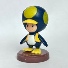 Cargar imagen en el visor de la galería, New Super Mario Bros. Wii - Penguin Kinopio (blue &amp; yellow) - Trading Figure - Choco Egg
