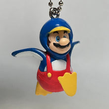 Cargar imagen en el visor de la galería, New Super Mario Bros. Wii - Penguin Mario - Figure Keychain
