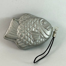 Cargar imagen en el visor de la galería, Squeeze Relaxing Fish Strap - Taiyaki
