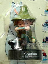 Cargar imagen en el visor de la galería, Mumin - Snusmumriken / Snufkin (Playing the Harmonica) - Mini Vignette Figure
