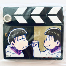 Cargar imagen en el visor de la galería, Osomatsu-san - Ichimatsu &amp; Jyushimatsu - Best Shot Key Ring - Rubber Keychain (4)
