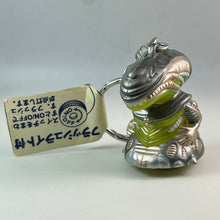 Cargar imagen en el visor de la galería, Aliens - Alien Warrior - Figure Keychain with Flashlight
