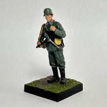 Load image into Gallery viewer, Soldier in Field Uniform (Machine Gun) - Miniature (003)
