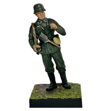 Load image into Gallery viewer, Soldier in Field Uniform (Machine Gun) - Miniature (003)
