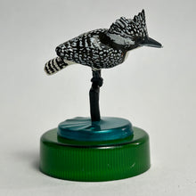 Cargar imagen en el visor de la galería, Crested kingfisher (Megaceryle lugubris) - Mini Figure - Bottle Cap
