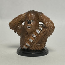 Cargar imagen en el visor de la galería, Star Wars - Chewbacca - Trading Figure - Choco Egg (7)
