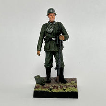 Load image into Gallery viewer, Soldier in Field Uniform (Rifle in One Hand) - Miniature (002)
