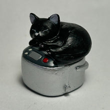 Cargar imagen en el visor de la galería, Black cat &amp; rice cooker - Trading Figure - Miniature - Cuchiwaii
