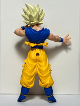 Cargar imagen en el visor de la galería, Dragon Ball Z - Son Goku SSJ - Trading Figure - HG 19 - Cuchiwaii
