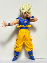 Cargar imagen en el visor de la galería, Dragon Ball Z - Son Goku SSJ - Trading Figure - HG 19 - Cuchiwaii
