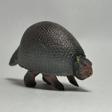 Cargar imagen en el visor de la galería, Glyptodon - Trading Figure - Miniature (065) - Cuchiwaii
