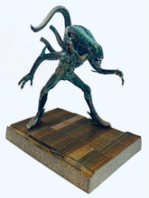 Cargar imagen en el visor de la galería, Aliens - Alien Warrior - Shokugan Trading Figure - SF Movie Selection Vol.2

