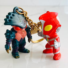 Cargar imagen en el visor de la galería, Ultraman Zearth - Ultraman Zearth &amp; Alien Benzene - Figure Keychain
