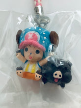 Cargar imagen en el visor de la galería, One Piece - Tony Tony Chopper - Kagoshima Limited - Netsuke - Strap Mascot - Play with Pigs ver.
