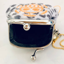 Cargar imagen en el visor de la galería, One Piece - Trafalgar Law - Gamaguchi - Suede Coin Case
