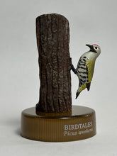 Cargar imagen en el visor de la galería, Japanese Green Woodpecker (Picus awokera) - Mini Figure - Bottle Cap - Cuchiwaii
