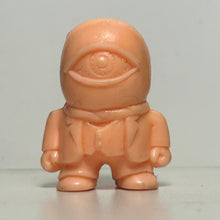 Cargar imagen en el visor de la galería, Kamen Rider Stronger - Hitotsume Titan - Eraser Figure - Keshigomu - Cuchiwaii
