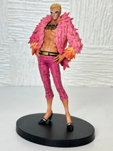 Cargar imagen en el visor de la galería, One Piece - Donquixote Doflamingo - DXF Figure - Cuchiwaii
