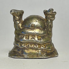 Cargar imagen en el visor de la galería, Pokémon - Betbeter / Grimer - Metal Figure - Gold ver. - Cuchiwaii
