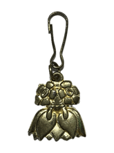 Cargar imagen en el visor de la galería, Pokémon - Kirehaina / Bellossom - Metal Charm - Cuchiwaii
