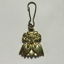 Cargar imagen en el visor de la galería, Pokémon - Kirehaina / Bellossom - Metal Charm - Cuchiwaii
