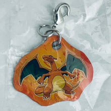 Cargar imagen en el visor de la galería, Pokémon Sun &amp; Moon - Charizard - Metal Charm - Cuchiwaii
