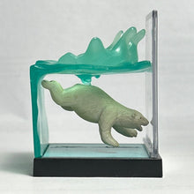 Cargar imagen en el visor de la galería, Polar Bear Diving - Trading Figure - Miniature - Cuchiwaii
