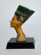 Cargar imagen en el visor de la galería, Queen Nefertiti Bust - Collect Club Ancient Civilizations Edition - Cuchiwaii
