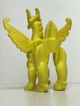 Cargar imagen en el visor de la galería, Saint Seiya - Pegasus Cloth - Keshi - Eraser Figure - Yellow - Cuchiwaii
