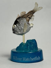 Cargar imagen en el visor de la galería, Silver Hatchetfish - Mini Figure - Bottle Cap - Cuchiwaii
