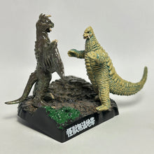 Cargar imagen en el visor de la galería, Ultraman - Red King VS Chandlar - Mini Diorama - Cuchiwaii

