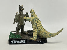 Cargar imagen en el visor de la galería, Ultraman - Red King VS Chandlar - Mini Diorama - Cuchiwaii
