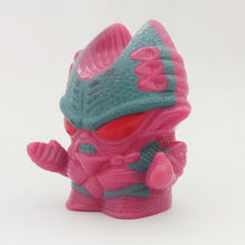 Load image into Gallery viewer, Ultraman - Lady Benzine Alien - Finger Puppet - Kaiju - Monster - SD Figure

