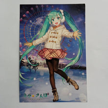 Load image into Gallery viewer, VOCALOID - Hatsune Miku - Snow Miku 2018 - MIRAI.ST cafe &amp; kitchen x Miku ☆ Sanpo ~ CAFE edition - Commemorative Postcard
