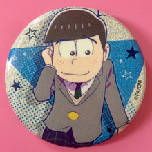 Load image into Gallery viewer, Eiga no Osomatsu - san x Akiba Ichi - 18matsu Badge - Can Badge - Cuchiwaii
