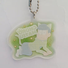 Load image into Gallery viewer, Osomatsu - san - Matsuno Choromatsu - Acrylic Charm - Ichiban Kuji - Ichiban Kuji Osomatsu - san ~Nekomatsu - san Dasu~ (Banpresto) - Cuchiwaii
