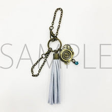 Cargar imagen en el visor de la galería, S.Q.S Episode 6 Kiso Sekai Stage: Zwei "Akai Honoo" Bag Charm QUELL Ver - Cuchiwaii
