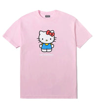 Cargar imagen en el visor de la galería, THE HUNDREDS x Sanrio Hello Kitty T-Shirt Pink - Cuchiwaii
